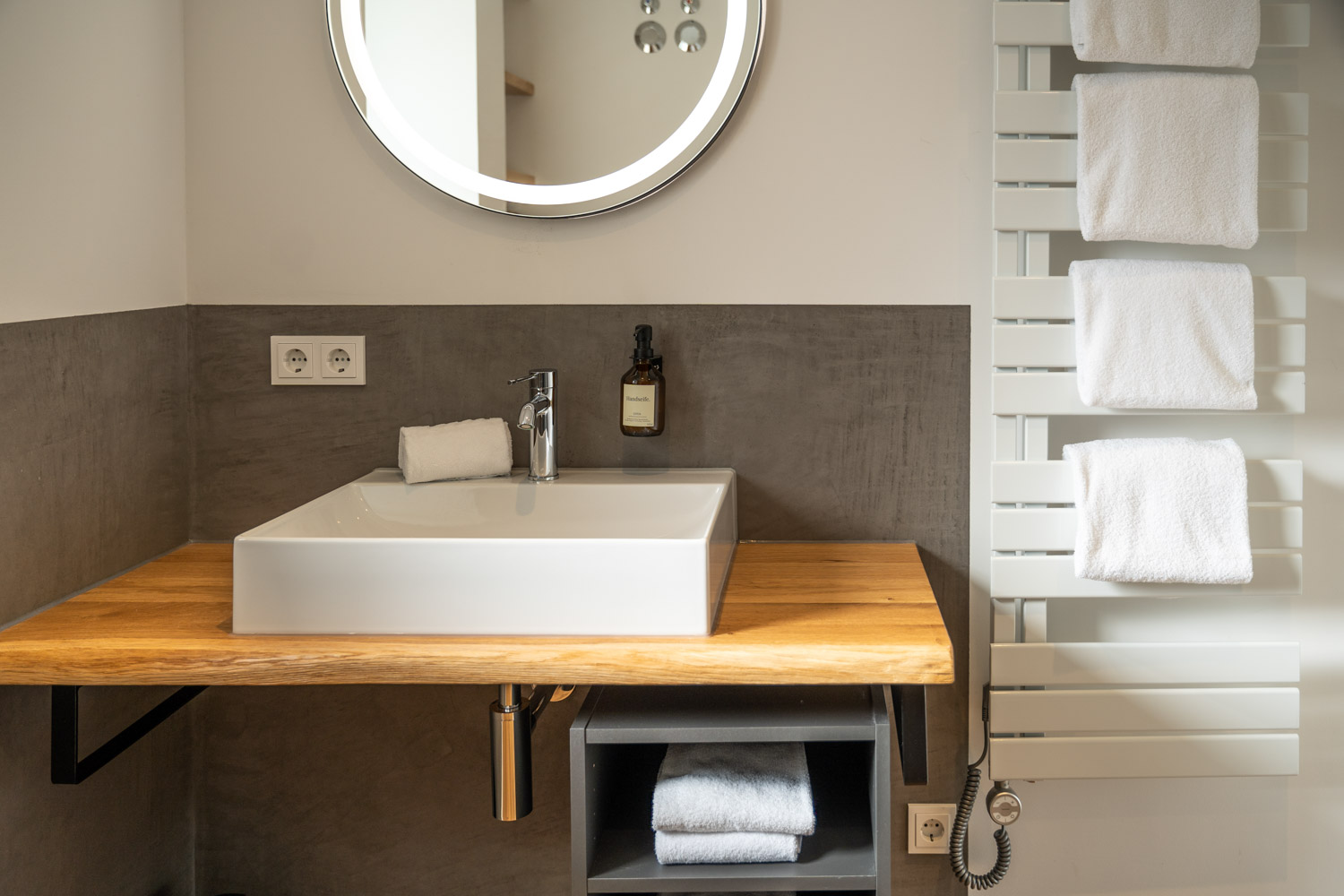 Badezimmer mit ebenerdiger Dusche