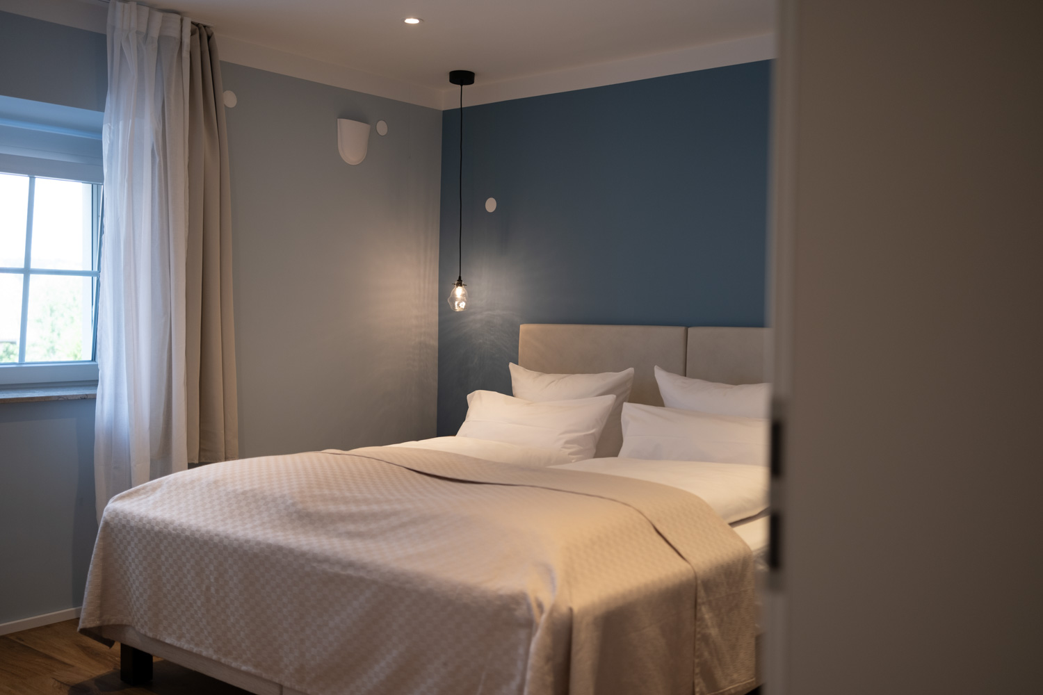 bedroom with dounle bed