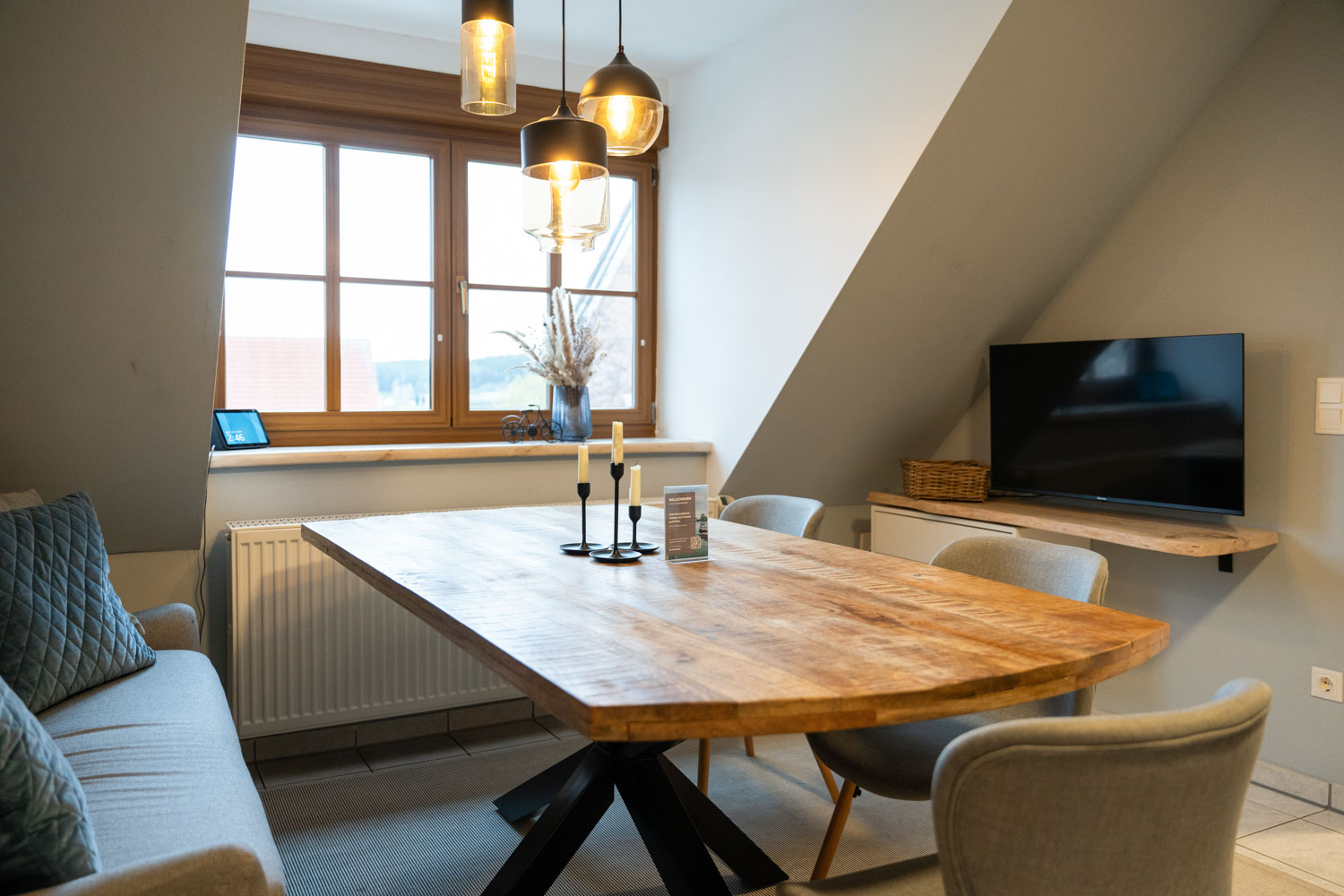 dininf table with space for 5 people