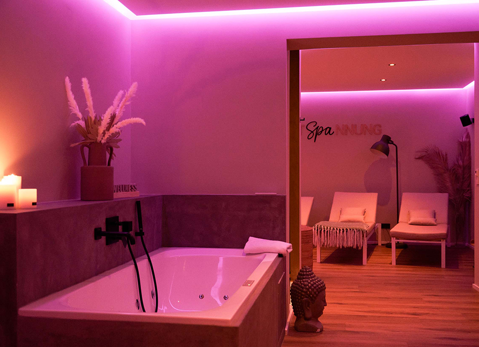 Stimmungsvoll beleuchteter Spabereich