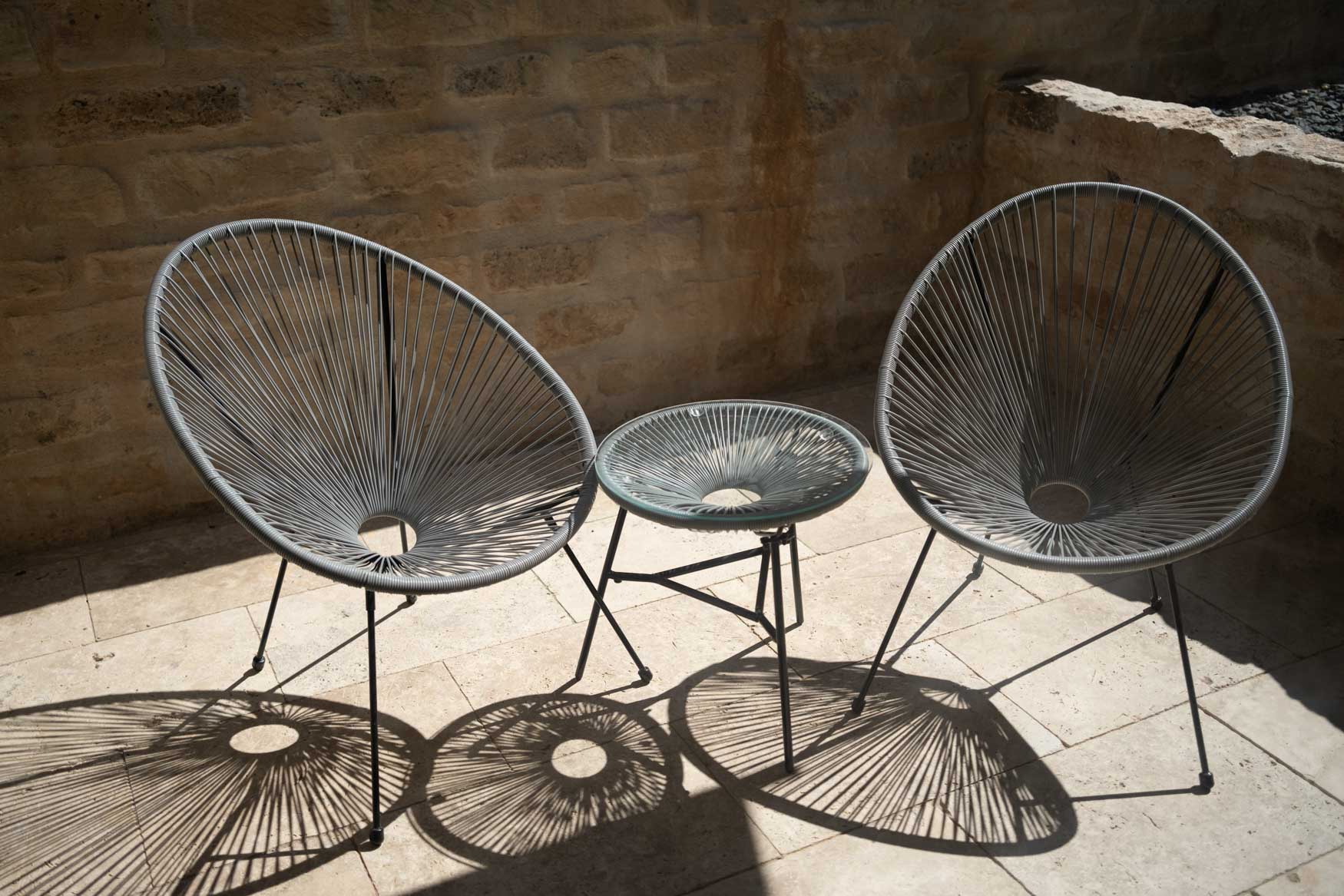 Sitzgruppe auf der sonnigen Terrasse