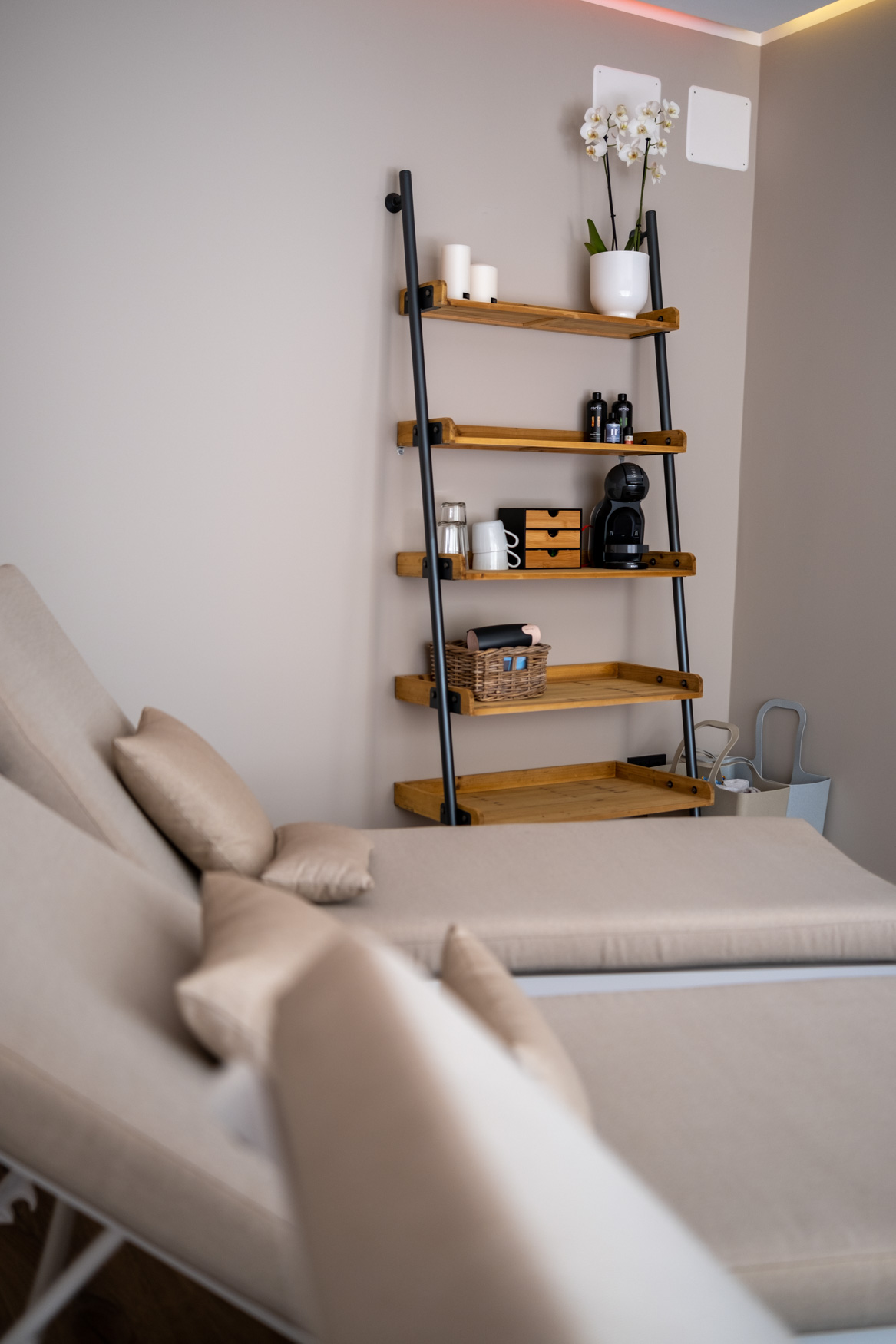 Relax-Liegen und Getränke-Ecke im Spabereich