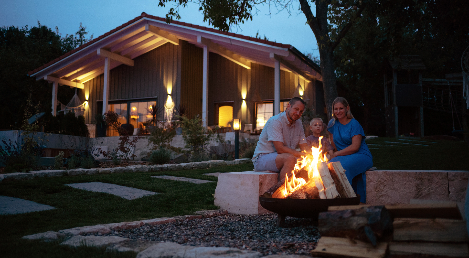 Familie sitzt am Lagerfeuer im Gemeinschaftsgarten Ferienhof Eichenberg